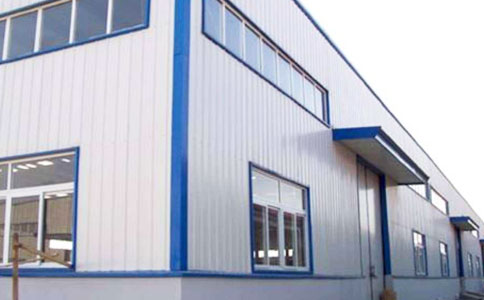 利用<a href='http://m.dghtlsw.com/' target='_blank'><u>彩鋼板</u></a>來(lái)搭建簡(jiǎn)易板房